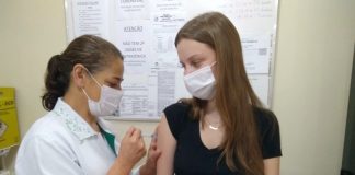 Cel. Domingos Soares vacina adolescentes e aplica 3ª dose em idosos com mais de 70