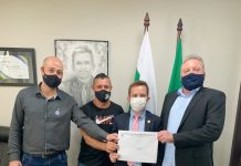 Bandiera entrega requerimento ao deputado Rodrigo Estacho