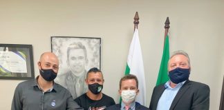 Bandiera entrega requerimento ao deputado Rodrigo Estacho