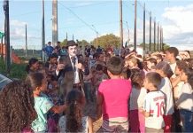 CARACTERIZADO COMO CHARLES CHAPLIM, RODRIGO KOHL RIBEIRO, O JOÃO PIMENTA CIRCULA PELA CIDADE DISTRIBUINDO DOCES PARA A GAROTADA EM HOMENAGEM AO DIA DAS CRIANÇAS