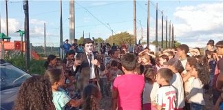 CARACTERIZADO COMO CHARLES CHAPLIM, RODRIGO KOHL RIBEIRO, O JOÃO PIMENTA CIRCULA PELA CIDADE DISTRIBUINDO DOCES PARA A GAROTADA EM HOMENAGEM AO DIA DAS CRIANÇAS