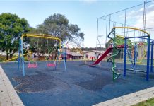 Piso emborrachado do playground do Meu Campinho foi colocado diretamente sobre a terra