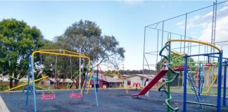 Piso emborrachado do playground do Meu Campinho foi colocado diretamente sobre a terra