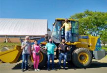 Cel. Domingos Soares recebe pá carregadeira via deputado Aliel Machado