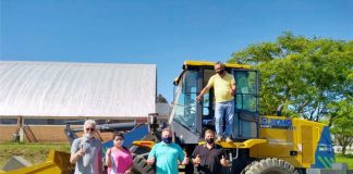 Cel. Domingos Soares recebe pá carregadeira via deputado Aliel Machado