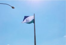 Bandeira hasteada, povo orgulhoso