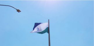 Bandeira hasteada, povo orgulhoso