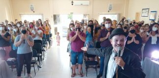 Gaúcho radicado em Palmas percorre 3 mil Km em uma semana ministrando palestrasem vários municípios riograndenses, além do espetáculo “O professor pelado”
