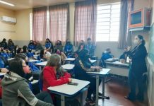 Profissional da Secretaria Municipal de Educação – SME profere palestra para alunos do Colégio Estadual Dom Carlos