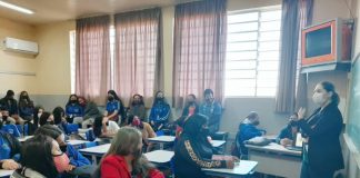 Profissional da Secretaria Municipal de Educação – SME profere palestra para alunos do Colégio Estadual Dom Carlos