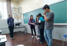 Professora Karin trabalhando com “Gírias” no 8° ano A