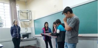 Professora Karin trabalhando com “Gírias” no 8° ano A