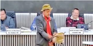 Pela primeira vez, alguém entra “a cavalo” na Câmara de Palmas