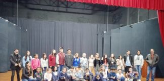 Alunos de oficinas culturais de CDS conheceram o teatro municipal de Francisco Beltrão