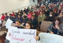 Cansados de promessas, professores municipais de Palmas protestam contra prefeito