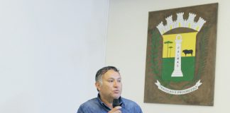 Cidadão usa a Tribuna Livre da Câmara de Palmas e faz duras críticas ao prefeito