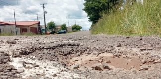 Rua Tertuliano Bueno de Andrade em Palmas: buracos, protestos, tapa buracos e buracos novamente