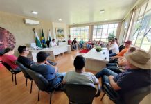 Bringhentti recebe moradores de assentamentos para discutir situação de estrada