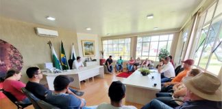 Bringhentti recebe moradores de assentamentos para discutir situação de estrada