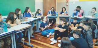 VOLTA ÀS AULAS NO COLÉGIO ESTADUAL DOM CARLOS É COMEMORADA PELA COMUNIDADE ESCOLAR