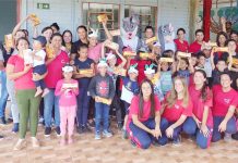 Alunos de escolas municipais de CDS recebem visita do Coelho da Páscoa