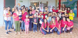 Alunos de escolas municipais de CDS recebem visita do Coelho da Páscoa