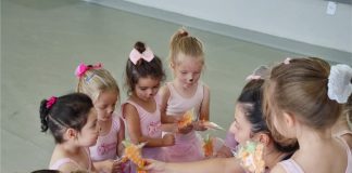 Coelhinho da Páscoa visitou as turmas Infantis do Sintonia do Corpo