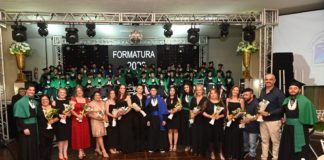 A EQUIPE DO COLÉGIO ESTADUAL DOM CARLOS PARABENIZA OS CONCLUINTES DO ENSINO MÉDIO (3ª séries A, B e C) e 4ª série do CURSO DE FORMAÇÃO DE DOCENTES