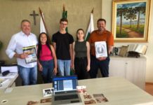 Estudantes apresentam esboço de livro sobre a história do município de Cel. Domingos Soares