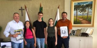 Estudantes apresentam esboço de livro sobre a história do município de Cel. Domingos Soares