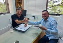 JOAO PIMENTA É PRESENTEADO COM LIVRO “A TRAVESSIA”, DE ALVARO DIAS