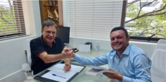 JOAO PIMENTA É PRESENTEADO COM LIVRO “A TRAVESSIA”, DE ALVARO DIAS