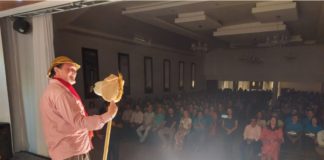 “O professor pelado” encerra temporada no Rio Grande do Sul