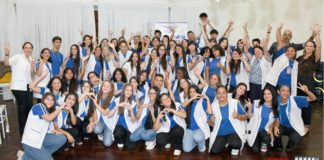 CURSO DE FORMAÇÃO DE DOCENTES DO COLÉGIO ESTADUAL DOM CARLOS PROMOVE ENTREGA DE JALECOS AOS ALUNOS DA 1ª SÉRIE