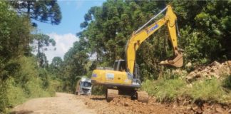 Patrolamento e Remoção de Pontas de Rochas Melhoram a Estrada do Travessão em Coronel Domingos Soares
