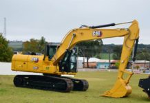 Coronel Domingos Soares recebe retroescavadeira e reforça frota do Departamento de Obras