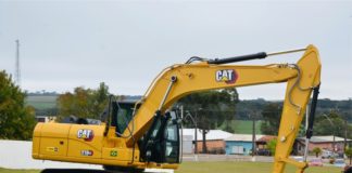 Coronel Domingos Soares recebe retroescavadeira e reforça frota do Departamento de Obras