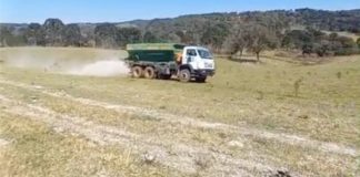 Departamento de Agricultura de Coronel Domingos Soares realiza trabalho de espalhamento de calcário para fortalecer a produção rural