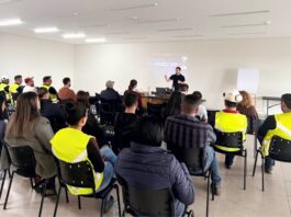Delegado Kelvin Bressan aborda riscos da manipulação digital em palestra para colaboradores da Marini Compensados