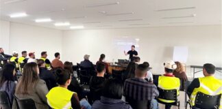 Delegado Kelvin Bressan aborda riscos da manipulação digital em palestra para colaboradores da Marini Compensados