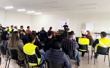 Delegado Kelvin Bressan aborda riscos da manipulação digital em palestra para colaboradores da Marini Compensados