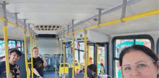 Ônibus se transforma no “Amarelinho do Natal” e já circula pela cidade com arte, luzes e música, em ação da Escola Nascer para Artes