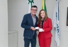 Secretária de Estado da Mulher, Igualdade Racial e Pessoa Idosa entrega em mãos ao Diretor do Departamento da Cultura de Palmas carteiras de artesão e artesã