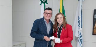 Secretária de Estado da Mulher, Igualdade Racial e Pessoa Idosa entrega em mãos ao Diretor do Departamento da Cultura de Palmas carteiras de artesão e artesã