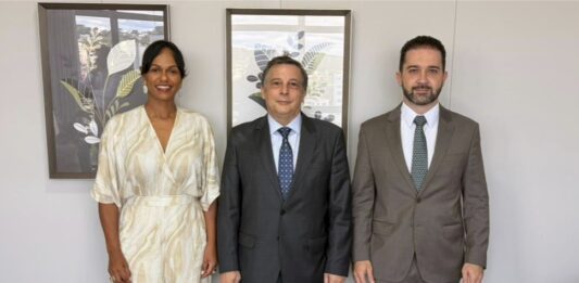 Desembargador do TRT-9 é recebido na OAB Palmas para diálogo institucional sobre a Justiça do Trabalho