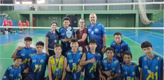 A equipe AETE do Colégio Dom Carlos, representando Palmas, conquistou o título do voleibol masculino