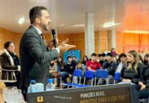 Eduardo Tobera ministra palestra para alunos do Colégio Ponciano e destaca importância da informação e da formação cidadã