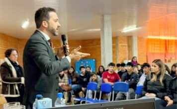 Eduardo Tobera ministra palestra para alunos do Colégio Ponciano e destaca importância da informação e da formação cidadã