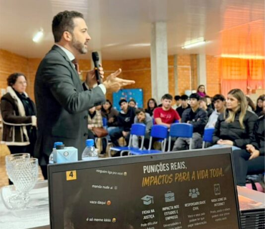 Eduardo Tobera ministra palestra para alunos do Colégio Ponciano e destaca importância da informação e da formação cidadã