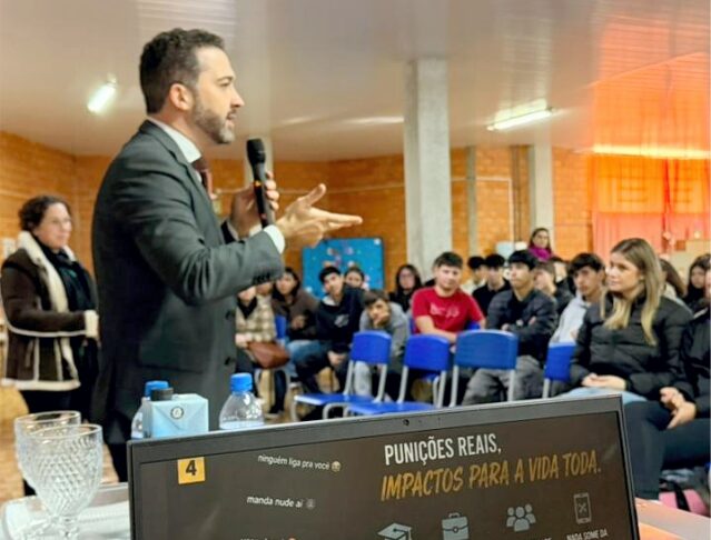 Eduardo Tobera ministra palestra para alunos do Colégio Ponciano e destaca importância da informação e da formação cidadã
